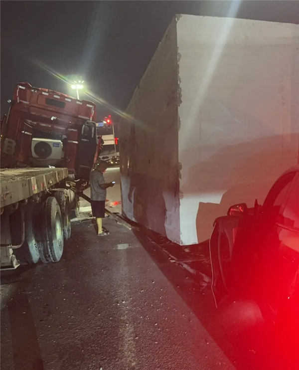 老虎機:貨車遇紅燈急刹 運輸水泥墩滑落砸中側方特斯拉:幸無人傷亡