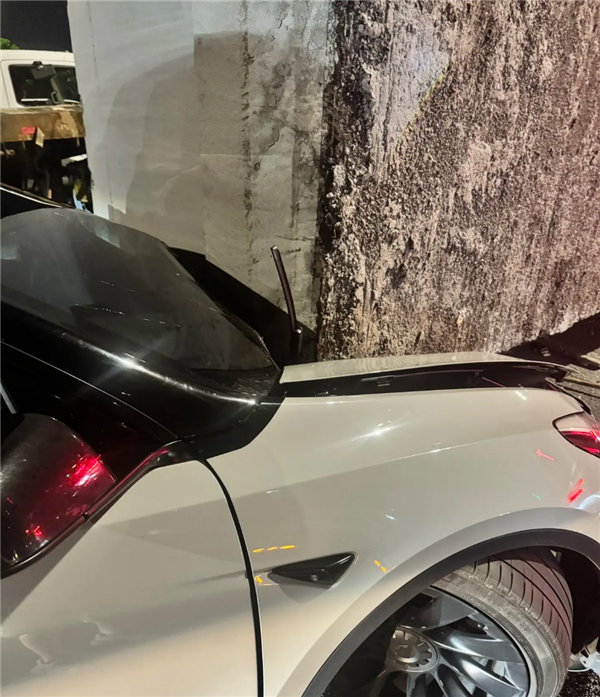 老虎機:貨車遇紅燈急刹 運輸水泥墩滑落砸中側方特斯拉:幸無人傷亡