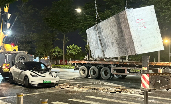 老虎機:貨車遇紅燈急刹 運輸水泥墩滑落砸中側方特斯拉:幸無人傷亡
