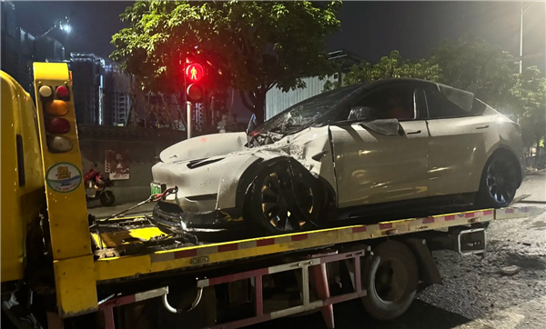 老虎機:貨車遇紅燈急刹 運輸水泥墩滑落砸中側方特斯拉:幸無人傷亡