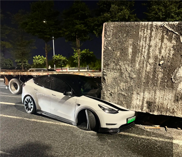 老虎機:貨車遇紅燈急刹 運輸水泥墩滑落砸中側方特斯拉:幸無人傷亡