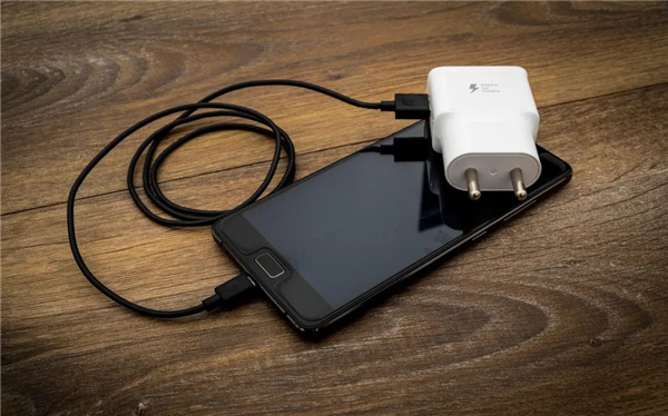 網上投注:手機電量1%時“比失戀還難受” 爲何會有電量焦慮