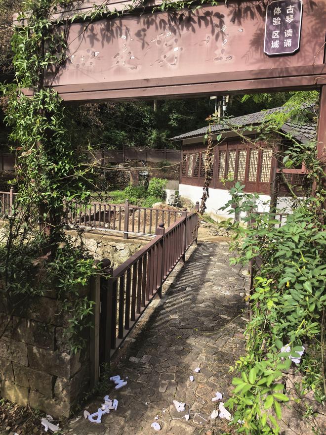 娛樂城:國家AAA級景區爲何成了孩子的噩夢?記者探訪如是書院,村民稱“傻子才送孩子進去”